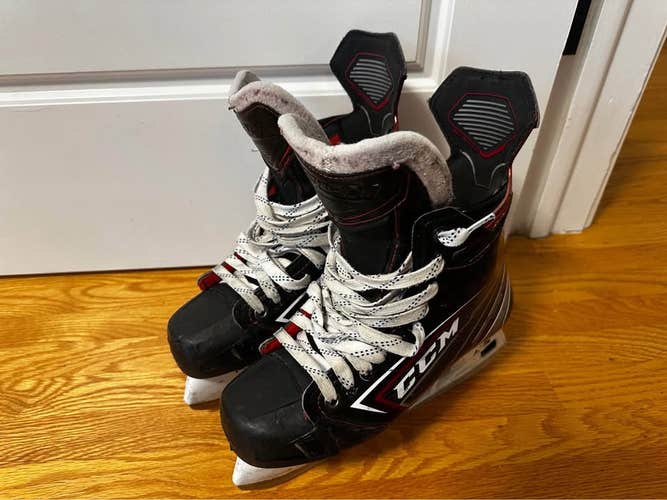 CCM JetSpeed FT490 Hockey Skates Regular Width 6 (Used)