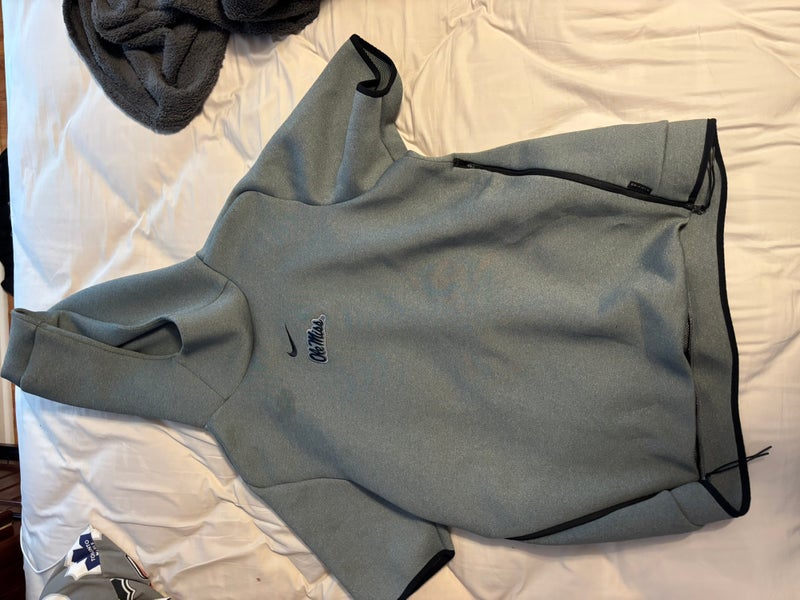 Ole Miss Team issued Gray Men's Large Nike Sweatshirt (Used)