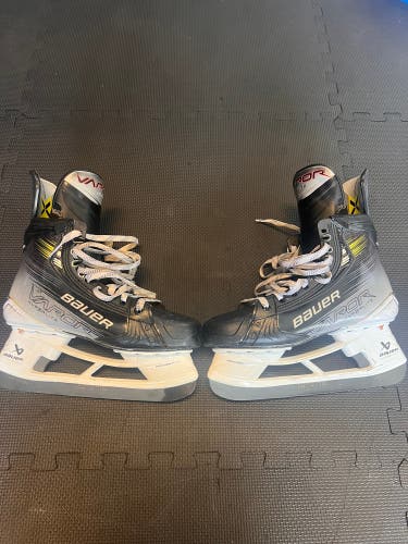 2024 Bauer Vapor Hyperlite 2 Hockey Skates Regular Width Pro Stock 7.5 (Used)
