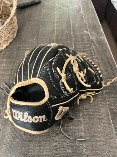 Wilson RH Pitcher's A2000 B2 Baseball Glove 12" (Used)