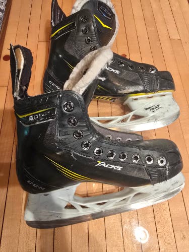 CCM Tacks 3052 Hockey Skates Size 4 (Used)