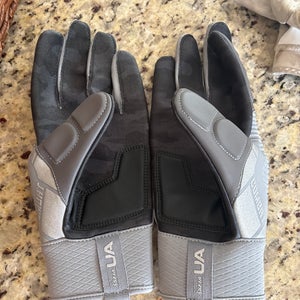 Adult XL Under Armour Gloves (New)