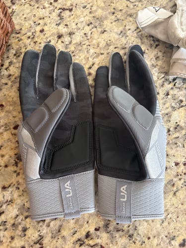 Adult XL Under Armour Gloves (New)