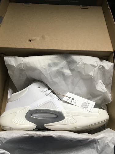 Men's Size M 10.5 (W 11.5) Adidas Shoes (New)