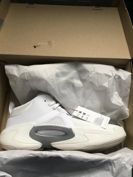 Men's Size M 10.5 (W 11.5) Adidas Shoes (New)