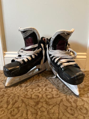 Bauer Vapor X700 Hockey Goalie Skates Size 5 (Used)