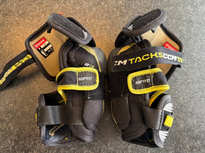 Junior Large CCM Tacks AS-V Elbow Pads (Used)