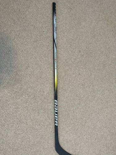 Intermediate Bauer Vapor Hyperlite 2 Left Hand Hockey Stick P28 (Used)