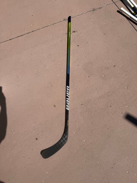 Senior Bauer Vapor Hyperlite Right Handed Hockey Stick P92 (New)