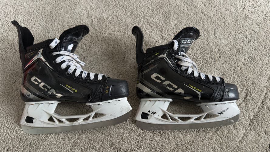 2024 CCM Tacks XF 90 Hockey Skates + Extra Blades