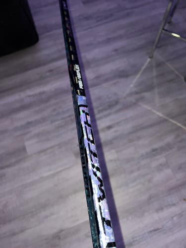 Intermediate Bauer Twitch Left Hand Hockey Stick P28 (New)