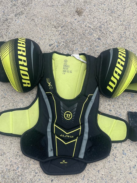 Men's Small Senior Warrior Alpha QX4 Shoulder Pads (Used)