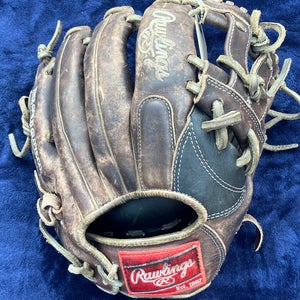 Black Rawlings Heart of the Hide RH Infield Baseball Glove 11.75" (Used)