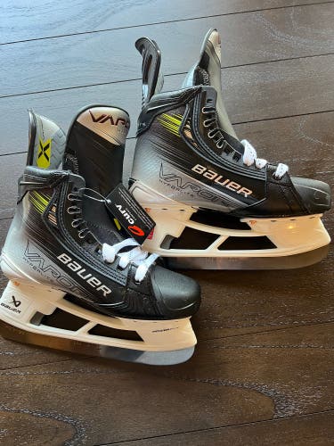 2024 Bauer Vapor Hyperlite 2 Hockey Skates Regular Width Size 6 (New)