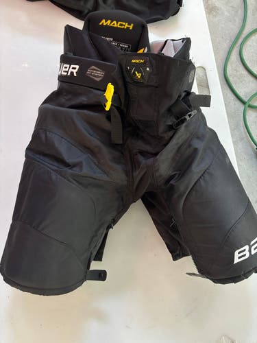 Men's Senior Large Bauer Supreme Mach Hockey Pants (Used like new)