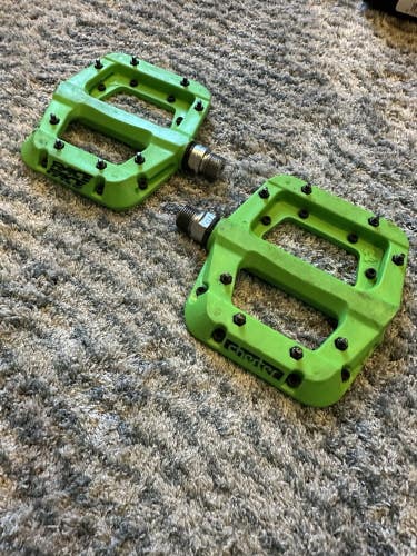 Green Race Face Chester 9/16" Flat / Platform Composite Pinned MTB Pedals