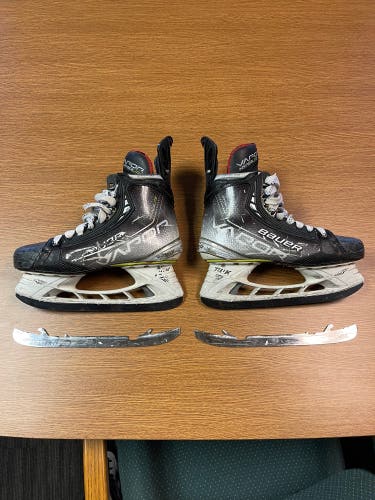 Bauer Vapor Hyperlite Hockey Skates Regular Width 8.5 (Used)