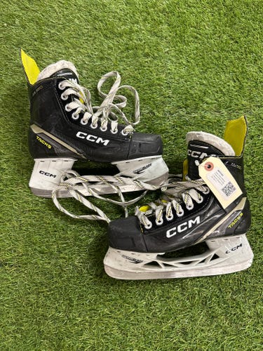 Intermediate CCM AS-560 Hockey Skates Regular Width Size 5.0 (Used)
