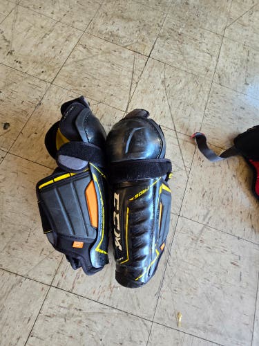 Senior CCM Tacks 9080 14" Shin Pads (Used)