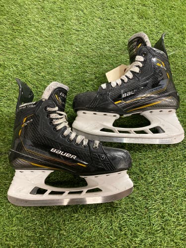 Intermediate Bauer Supreme M5 Pro Hockey Skates Size 5.5 (Used)