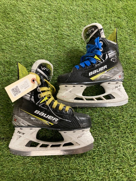 Junior Bauer Vapor X4 Hockey Skates Regular Width Size 1 (Used)