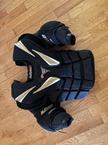 Medium Mckenney CA 895 Pro Extreme Goalie Chest Protector Pro Stock (Used)
