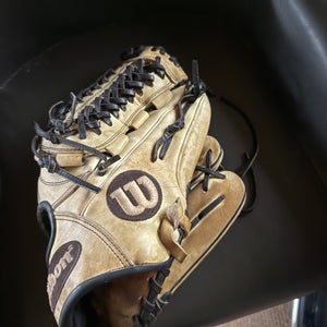 Pitcher's RH Wilson A2000 D33 Baseball Glove 11.75" (Used)