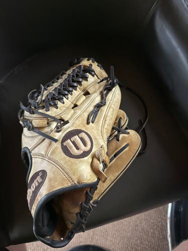 Pitcher's RH Wilson A2000 D33 Baseball Glove 11.75" (Used)