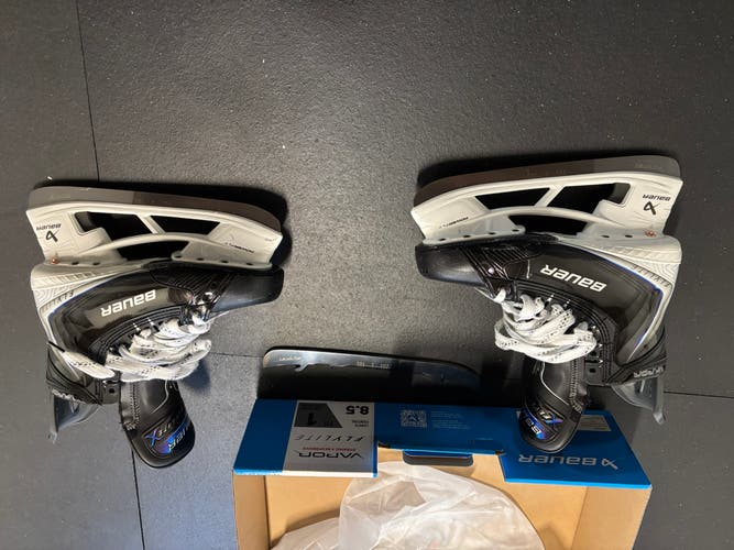 Like New- Bauer Vapor Flylite Hockey Skates 8.5 2 sets of Fly-Ti 272