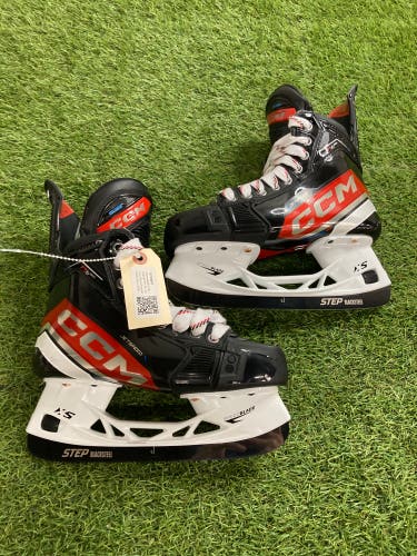 Intermediate CCM JetSpeed FT6 Pro Hockey Skates Regular Width Size 4.5 (New)