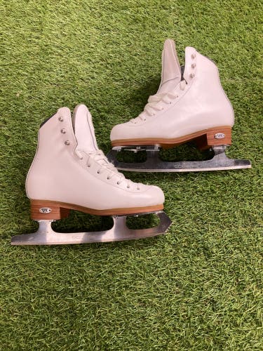 White Riedell Figure Skates Junior 1.5 (New)