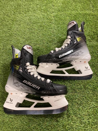 Intermediate Bauer Vapor Hyperlite 2 Hockey Skates 6.5 (New)