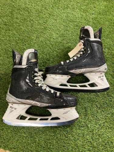 Senior Bauer Vapor Hyperlite Hockey Skates Regular Width Pro Stock 9.5 (Used)