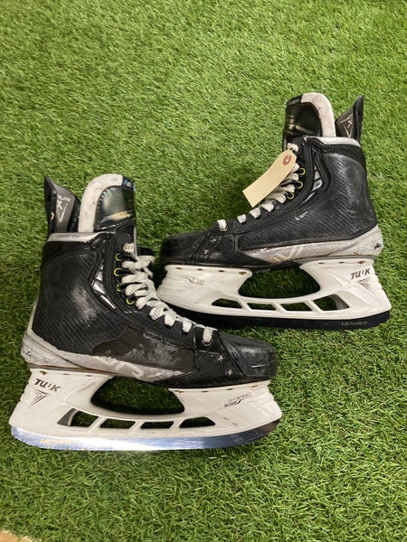 Senior Bauer Vapor Hyperlite Hockey Skates Regular Width Pro Stock 9.5 (Used)