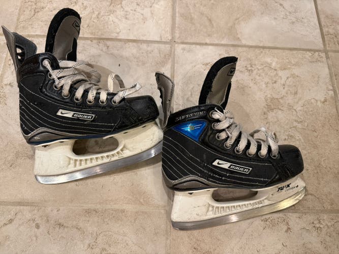 Bauer Supreme 30 Hockey Skates Size 2 (Used)