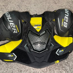 Medium Junior Bauer Supreme 3S Pro Shoulder Pads like New