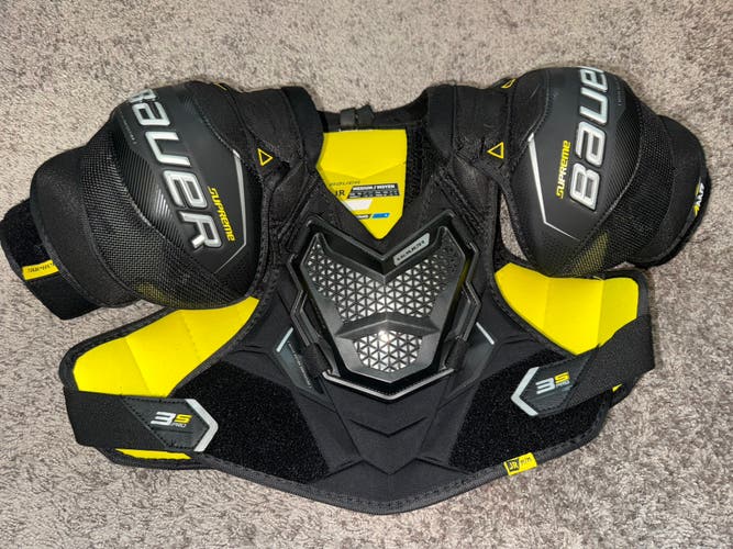 Medium Junior Bauer Supreme 3S Pro Shoulder Pads like New
