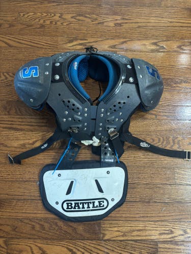 XS Youth Schutt Shoulder Pads Wit Battle Backplate