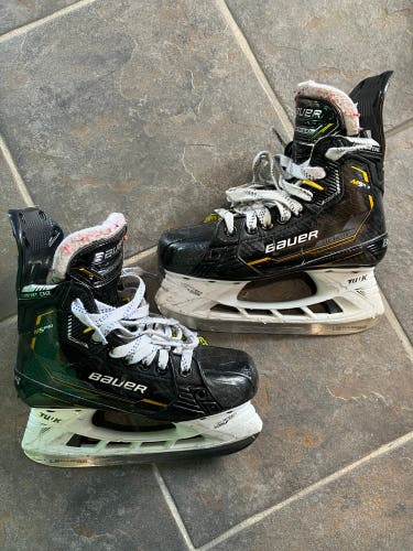 Junior Bauer Supreme M5 Pro Hockey Skates Regular Width Size 2 (Used)