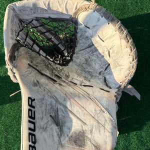 White Senior Bauer Hyperlite Goalie Glove Regular (Used)