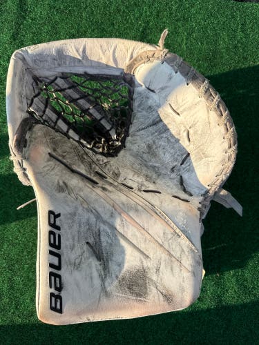 White Senior Bauer Hyperlite Goalie Glove Regular (Used)