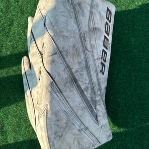 White Senior Bauer Vapor X5 Pro Goalie Blocker Regular (Used)
