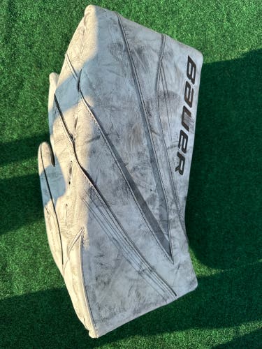 White Senior Bauer Vapor X5 Pro Goalie Blocker Regular (Used)
