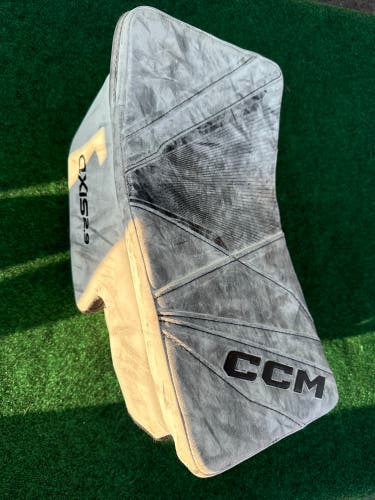 White Intermediate CCM Axis 2.9 Goalie Blocker Regular (Used)