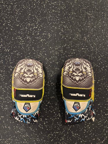 WC Level Gloves/ mittens medium