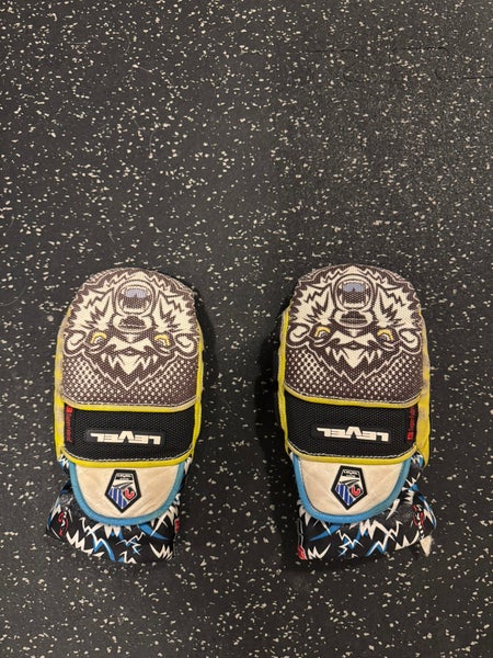 WC Level Gloves/ mittens medium
