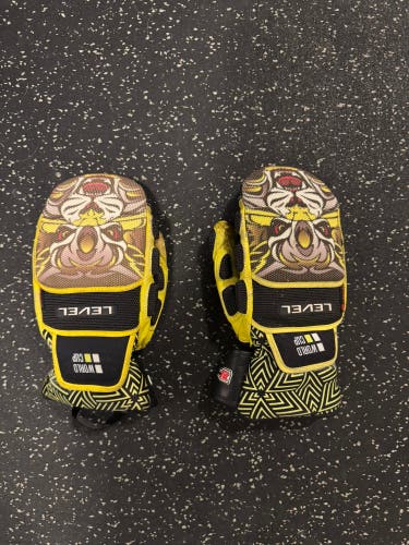 WC Level Gloves  Medium