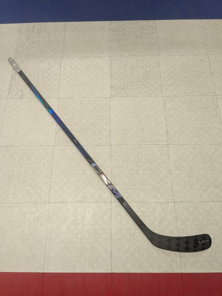 Junior CCM Jetspeed FT7 Pro Right Handed Hockey Stick, P29 Curve, 50 Flex (New)