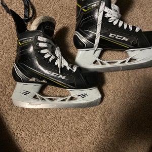 CCM Tacks 9050 Hockey Skates Regular Width (Used)