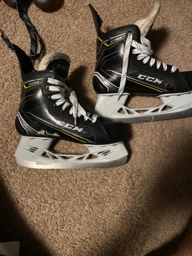 CCM Tacks 9050 Hockey Skates Regular Width (Used)